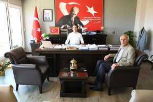 Emekli Tapu Müdürü Sayın İlhan Ayyıldız, Kaymakamımız Sayın Mehmet Maraşlı’ yı makamlarında ziyaret ettiler.