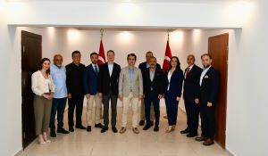 İMEAK Deniz Ticaret Odası İzmir Şubesi Yönetim Kurulu üyeleri Kaymakamımız Sayın Mehmet MARAŞLI'yı makamında ziyaret etti.