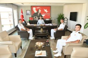 Üsteğmen İbrahim İŞİT, Çeşme Sahil Güvenlik Karakol Komutanı Yüzbaşı Akın SATKAN ile birlikte Kaymakamımız Sayın Mehmet MARAŞLI'yı ziyaret ettiler. 