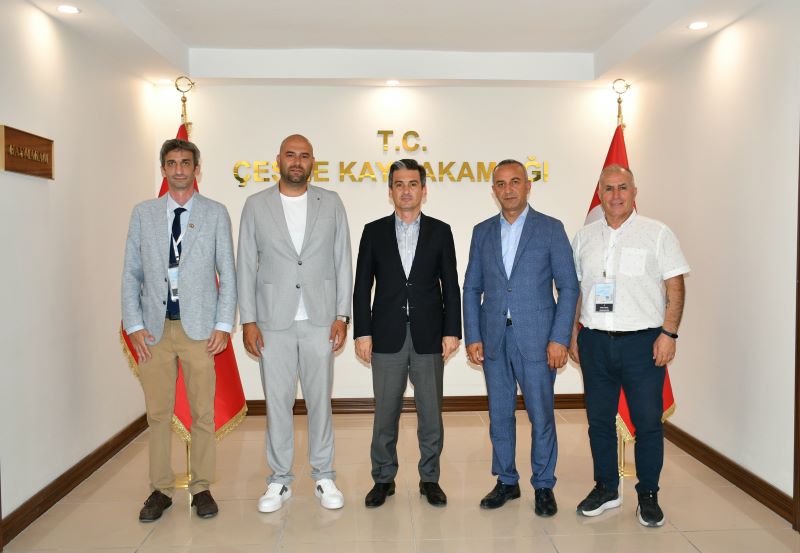Türkiye Satranç Federasyonu Başkanı Fethi APAYDIN ve yönetim kurulu üyeleri, Kaymakamımız Sayın Mehmet MARAŞLI'yı makamında ziyaret ettiler.