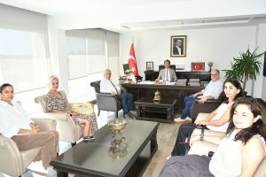 Kalkınma, Göç ve Sosyal Politikalar Merkezi Derneği (DEMIS) üyeleri, Kaymakamımız Sayın Mehmet MARAŞLI’yı makamında ziyaret etti.