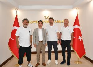 Teknik Direktör Ertuğrul SAĞLAM, ve MHP Çeşme İlçe Başkanı Galip ULUÇAM Kaymakamımız Sayın Mehmet MARAŞLI'yı makamında ziyaret etti.