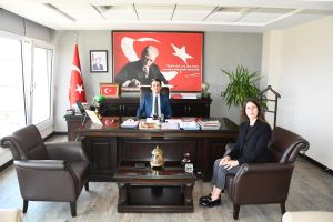 Kaymakamımız Sayın Mehmet Maraşlı, 31 Mart 2024 seçimlerinde Çeşme Belediye Başkanı olarak seçilen sayın Lal Denizli'yi makamında kabul etti